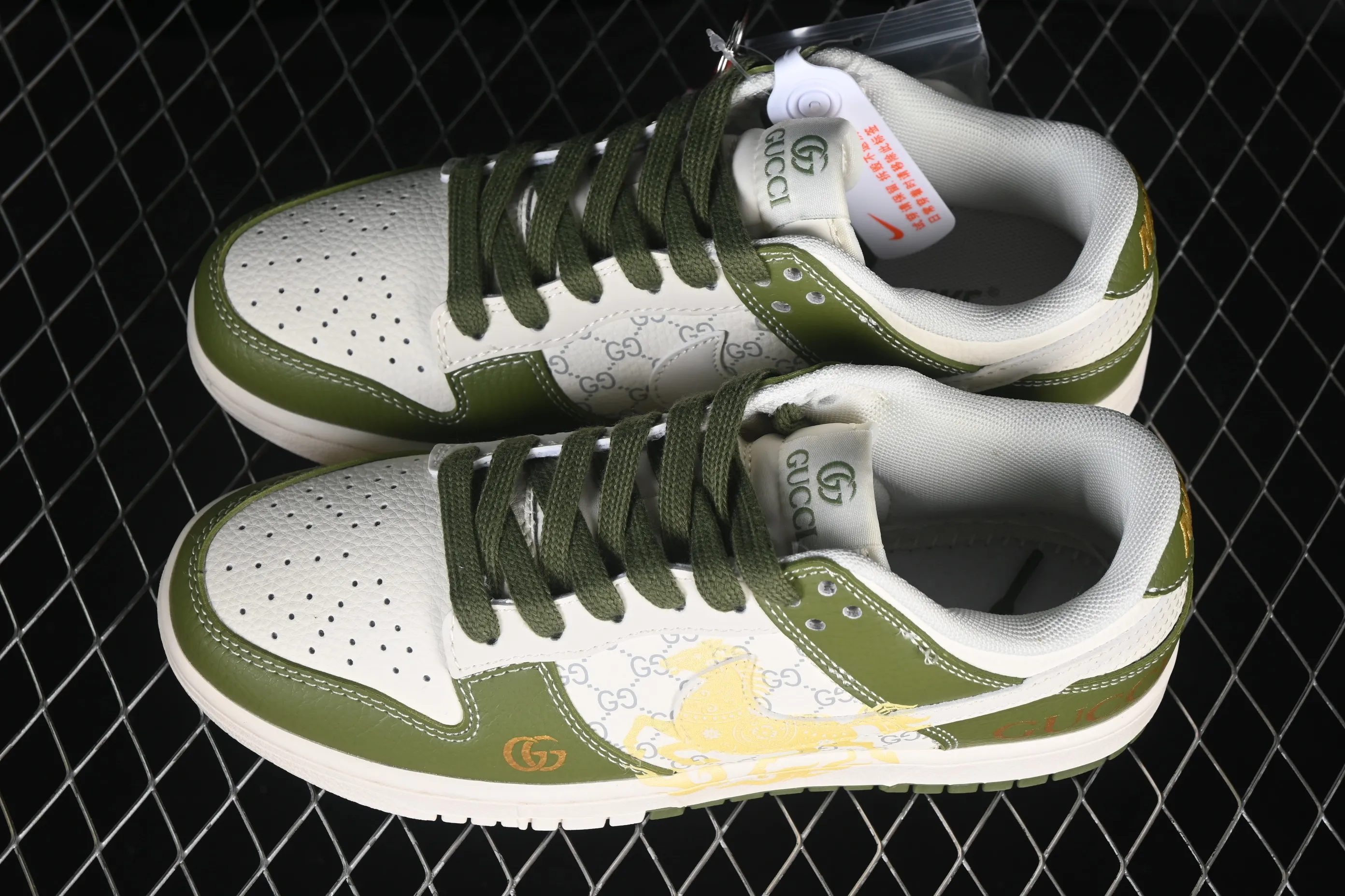 All categories Nk SB Dunk Series Nk SB Dunk Low High-end customized low-top sneakers Nike SB Dunk Low Year of the Horse limited edition Gucci Green Anniversary high-end customized low-top casual sneakers SD6888-106